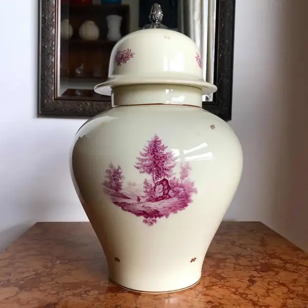 Foto de um(a) Antigo Raro Potiche Em Porcelana Alemã Rosenthal, da categoria de Vasos e recipientes. Rosenthal. Antigo potiche em porcelana artística alemã, da renomada manufatura Rosenthal, uma das melhores porcelanas do... Mostrado de uma perspectiva diferente. Vendido no marketplace Trésors.