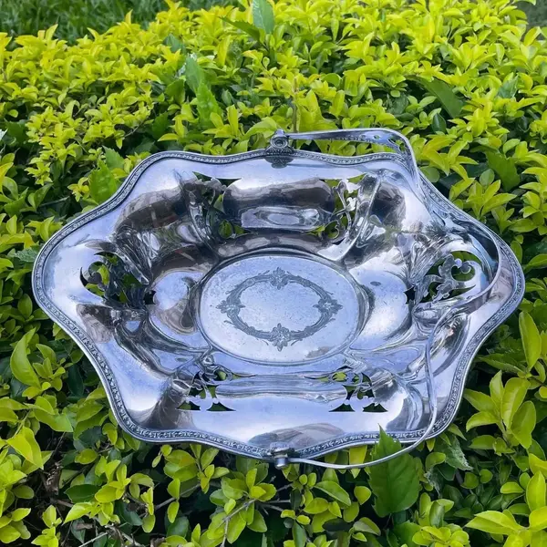 Foto de um(a) Wilcox Silver Antigo Raro Centro De Mesa Cesta Prata Inglesa, da categoria de Centro de mesa. Wilcox Silver Plate Co. Antigo centro de mesa, cesta em metal inglês espessurado a prata. Peça de ótima qualidade e toda... Mostrado de uma perspectiva diferente. Vendido no marketplace Trésors.