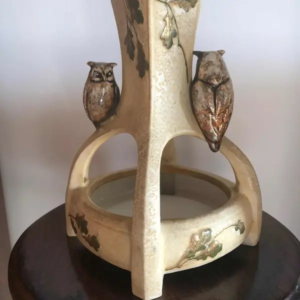 Foto de um(a) Antigo Vaso Centro De Mesa Art Nouveau Faiança Austríaca, da categoria de Vasos. Antigo vaso, centro de mesa Art Nouveau em faiança austríaca, linda e delicada decoração com corujas e folhas. Início do... Mostrado de uma perspectiva diferente. Vendido no marketplace Trésors.