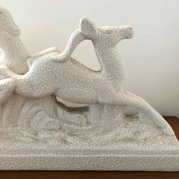 Foto de um(a) Antigo Raro Grande Bloco Escultura Alces Veado Art Deco Odyv, da categoria de Escultura. ODYV - Odette Berlot & Yvone Mussier. Antigo e grande bloco escultórico em cerâmica artística francesa representando alces... Mostrado de uma perspectiva diferente. Vendido no marketplace Trésors.
