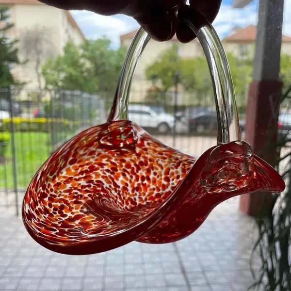 Foto de um(a) Antiga Cesta Decorativa Em Murano Italiano Vermelho Rubi, da categoria de Cestos e Caixas. Antiga cesta decorativa em Murano italiano translúcido com rajados vermelho rubi. Feita à mão. Período Art Deco. Altura... Mostrado de uma perspectiva diferente. Vendido no marketplace Trésors.