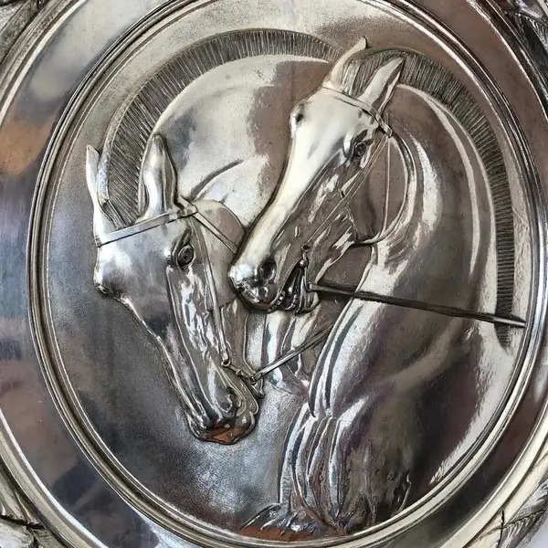 Foto de um(a) Antigo Quadro Medalhão Escultura De Parede Cavalos Em Prata, da categoria de Objetos de parede esculturais. T & B - W Silver. Antigo e importante medalhão artístico em metal espessurado a prata de ótima qualidade, com figuras de... Mostrado de uma perspectiva diferente. Vendido no marketplace Trésors.