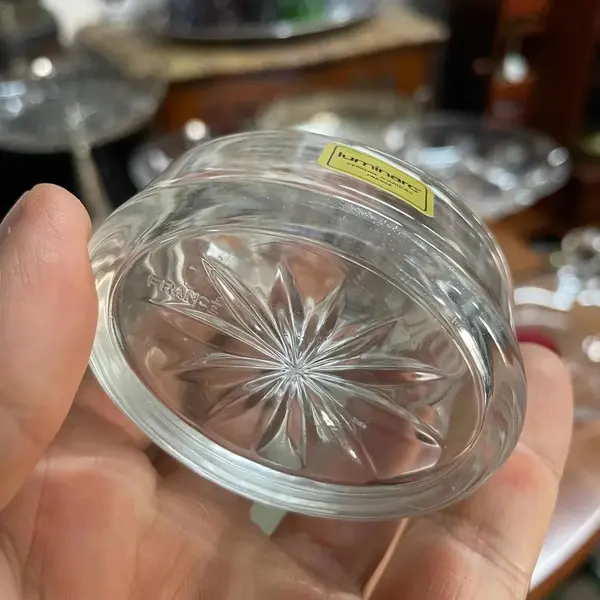 Foto de um(a) Antigas Caixinhas Art Deco Em Cristal Francês Luminarc, da categoria de Cestos e Caixas. Luminarc - Verrerie D’arques. France. Antigo e inusitado conjunto de 6 caixinhas em cristal francês, com decoração de porco... Mostrado de uma perspectiva diferente. Vendido no marketplace Trésors.