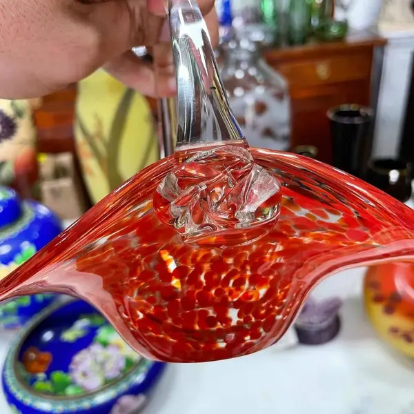 Foto de um(a) Antiga Cesta Decorativa Em Murano Italiano Vermelho Rubi, da categoria de Cestos e Caixas. Antiga cesta decorativa em Murano italiano translúcido com rajados vermelho rubi. Feita à mão. Período Art Deco. Altura... Mostrado de uma perspectiva diferente. Vendido no marketplace Trésors.