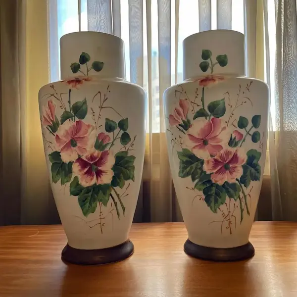 Foto de um(a) Antigo Raro Par De Vasos Em Opalina Francesa Art Nouveau, da categoria de Vasos. Antigo e raro par de vasos artísticos em opalina francesa, cor azul bebê, decoração floral pintada à mão. Peças imponentes e... Mostrado de uma perspectiva diferente. Vendido no marketplace Trésors.
