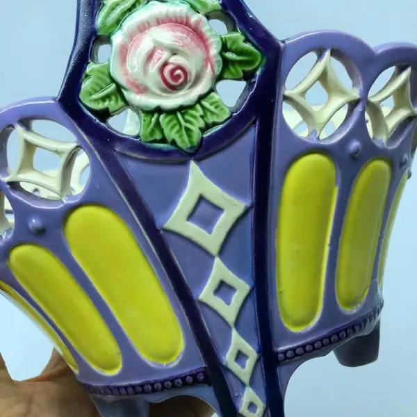 Foto de um(a) Antiga Cesta Art Nouveau Faiança Majolica Tcheca Eichwald, da categoria de Cestos e Caixas. Eichwald, importante manufatura fundada em 1871. Antiga e rara cesta em majolica/faiança tcheca, linda coloração e decoração... Mostrado de uma perspectiva diferente. Vendido no marketplace Trésors.