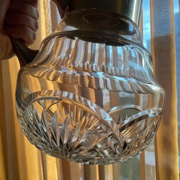 Foto de um(a) Antiga Rara Grande Jarra Refresqueira Art Deco Cristal E Wmf, da categoria de Jarros. WMF. Antiga e grande jarra refresqueira em cristal alemão ricamente lapidado à mão, bocal e alça em metal prateado da famosa... Mostrado de uma perspectiva diferente. Vendido no marketplace Trésors.