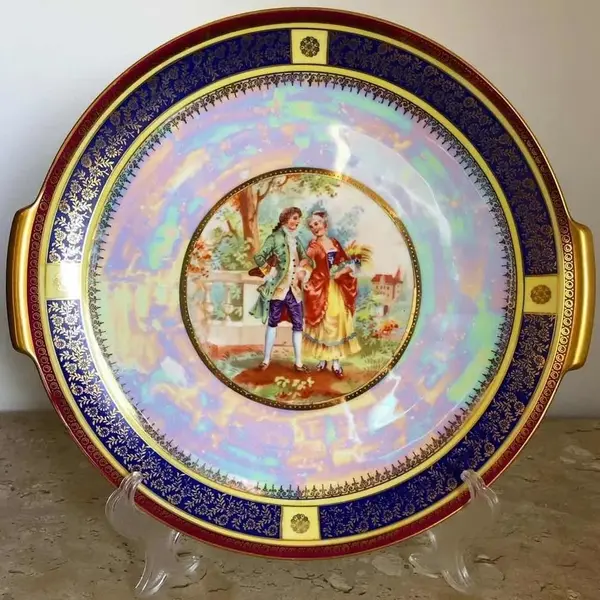 Foto de um(a) Antigo Prato Decorativo Bandeja Porcelana Rosenthal Helena, da categoria de Pratos Decorativos. Rosenthal modelo Helena. Antigo e majestoso prato com alças, bandeja em porcelana artista alemã, da famosa manufatura... Mostrado de uma perspectiva diferente. Vendido no marketplace Trésors.