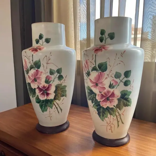 Foto de um(a) Antigo Raro Par De Vasos Em Opalina Francesa Art Nouveau, da categoria de Vasos. Antigo e raro par de vasos artísticos em opalina francesa, cor azul bebê, decoração floral pintada à mão. Peças imponentes e... Mostrado de uma perspectiva diferente. Vendido no marketplace Trésors.