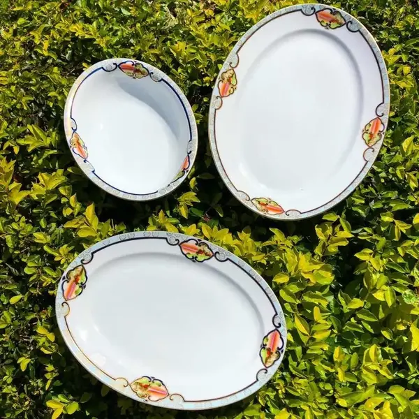 Foto de um(a) Antigo Trio De Travessas Em Porcelana Japonesa Meito China, da categoria de Travessas e tigelas. Meito China, manufatura fundada em 1908. Antigo trio de travessas em fina porcelana japonesa, pintadas à mão e acabamento... Mostrado de uma perspectiva diferente. Vendido no marketplace Trésors.