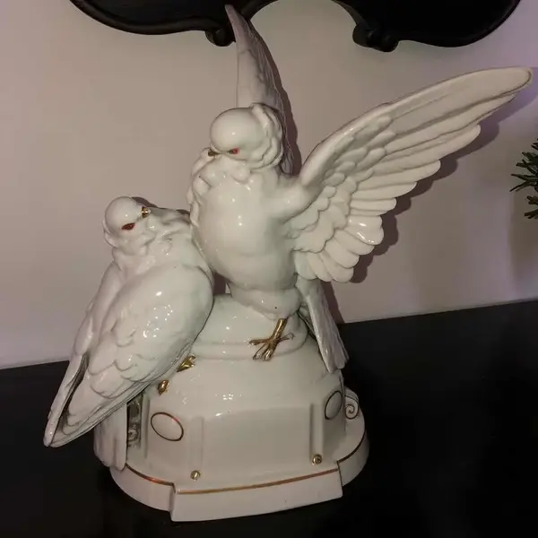 Foto de um(a) Antiga Grande Escultura Art Deco De Pombas Porcelana Alemã, da categoria de Escultura. Kathzhütte Thuringia by Hertwig & Co. Antigo e importante bloco escultórico em porcelana artística alemã, com filetes de... Mostrado de uma perspectiva diferente. Vendido no marketplace Trésors.