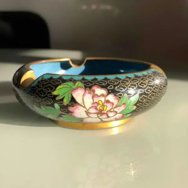 Foto de um(a) Antigo Trio De Cinzeiros Orientais Em Bronze Cloisonné, da categoria de Cinzeiros. Antigos e lindos cinzeiros orientais feitos à mão em Cloisonné. Decorados com flores e folhagens, com esmalte azul na parte... Mostrado de uma perspectiva diferente. Vendido no marketplace Trésors.