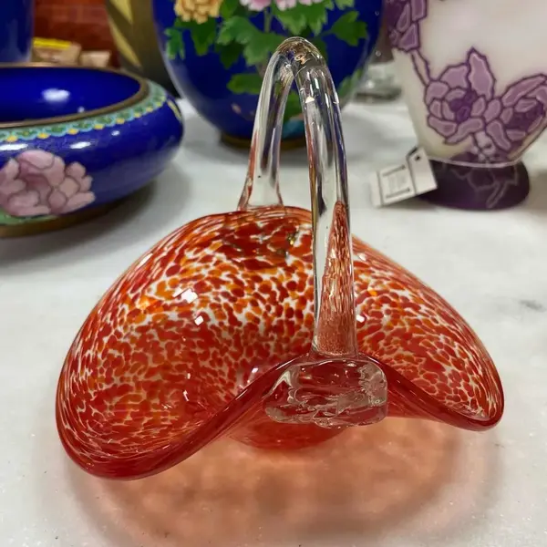Foto de um(a) Antiga Cesta Decorativa Em Murano Italiano Vermelho Rubi, da categoria de Cestos e Caixas. Antiga cesta decorativa em Murano italiano translúcido com rajados vermelho rubi. Feita à mão. Período Art Deco. Altura... Mostrado de uma perspectiva diferente. Vendido no marketplace Trésors.