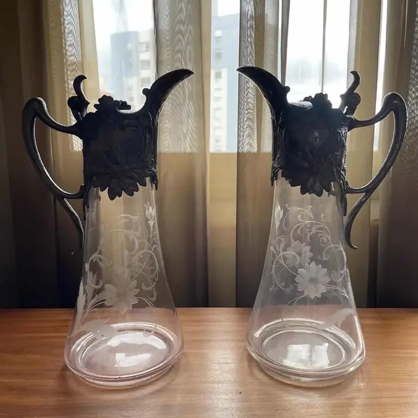 Foto de um(a) Antigo Raro Par De Jarras Claret Jug Cristal Art Nouveau Wmf, da categoria de Garrafas, potes e jarros. WMF. Antigo e raro par de grandes jarras Claret jug em cristal alemão lapidadas à mão, linda decoração floral em relevo.... Mostrado de uma perspectiva diferente. Vendido no marketplace Trésors.