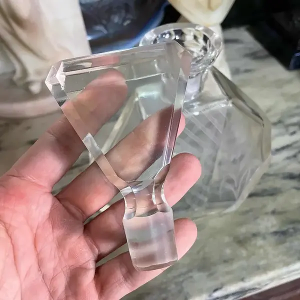 Foto de um(a) Antiga Garrafa Licoreira Art Deco Cristal Tcheco Karl Palda, da categoria de Garrafas. Karl Palda. Antiga e especial garrafa em cristal tcheco facetado, toda lapidada à mão. Delicada lapidação com flores.... Mostrado de uma perspectiva diferente. Vendido no marketplace Trésors.