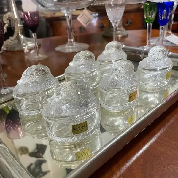 Foto de um(a) Antigas Caixinhas Art Deco Em Cristal Francês Luminarc, da categoria de Cestos e Caixas. Luminarc - Verrerie D’arques. France. Antigo e inusitado conjunto de 6 caixinhas em cristal francês, com decoração de porco... Mostrado de uma perspectiva diferente. Vendido no marketplace Trésors.