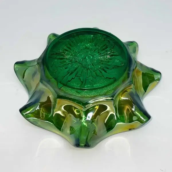 Foto de um(a) Antigo Raro Bowl Vidro Com Uralina Carnival Glass Northwood, da categoria de Centro de mesa. Uranium (contém uralina) Northwood Carnival Glass. Antigo bowl/centro de mesa em vidro artístico americano dito “Carnival... Mostrado de uma perspectiva diferente. Vendido no marketplace Trésors.