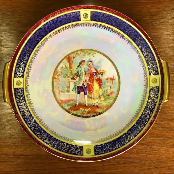 Foto de um(a) Antigo Prato Decorativo Bandeja Porcelana Rosenthal Helena, da categoria de Pratos Decorativos. Rosenthal modelo Helena. Antigo e majestoso prato com alças, bandeja em porcelana artista alemã, da famosa manufatura... Mostrado de uma perspectiva diferente. Vendido no marketplace Trésors.