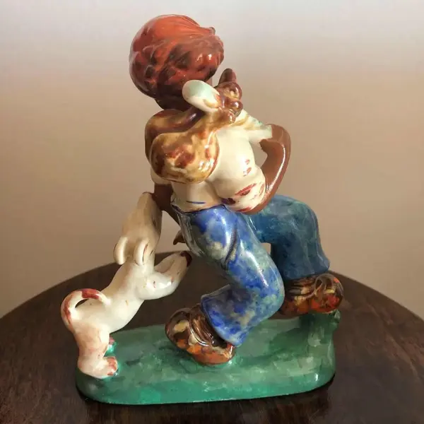 Foto de um(a) Antigo Bibelô Biscuit Bloco Escultórico Porcelana Art Deco, da categoria de Escultura. Gracioso bibelô, bloco escultórico Art Deco, representado menina brincando com cachorro. Em porcelana europeia, década de... Mostrado de uma perspectiva diferente. Vendido no marketplace Trésors.