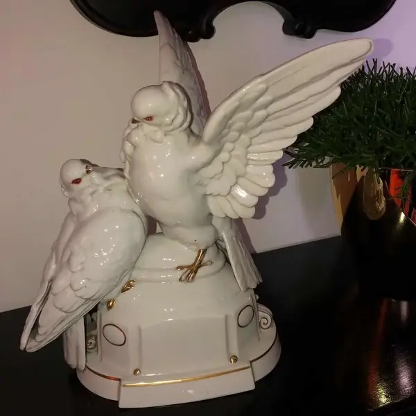 Foto de um(a) Antiga Grande Escultura Art Deco De Pombas Porcelana Alemã, da categoria de Escultura. Kathzhütte Thuringia by Hertwig & Co. Antigo e importante bloco escultórico em porcelana artística alemã, com filetes de... Mostrado de uma perspectiva diferente. Vendido no marketplace Trésors.