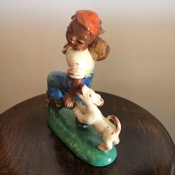 Foto de um(a) Antigo Bibelô Biscuit Bloco Escultórico Porcelana Art Deco, da categoria de Escultura. Gracioso bibelô, bloco escultórico Art Deco, representado menina brincando com cachorro. Em porcelana europeia, década de... Mostrado de uma perspectiva diferente. Vendido no marketplace Trésors.