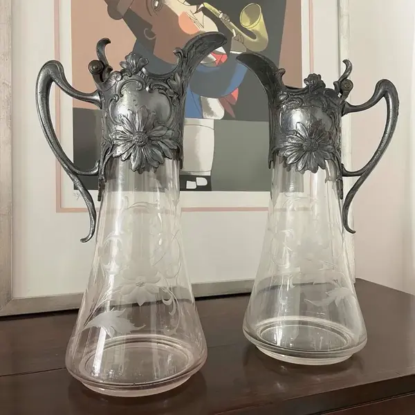 Foto de um(a) Antigo Raro Par De Jarras Claret Jug Cristal Art Nouveau Wmf, da categoria de Garrafas, potes e jarros. WMF. Antigo e raro par de grandes jarras Claret jug em cristal alemão lapidadas à mão, linda decoração floral em relevo.... Mostrado de uma perspectiva diferente. Vendido no marketplace Trésors.