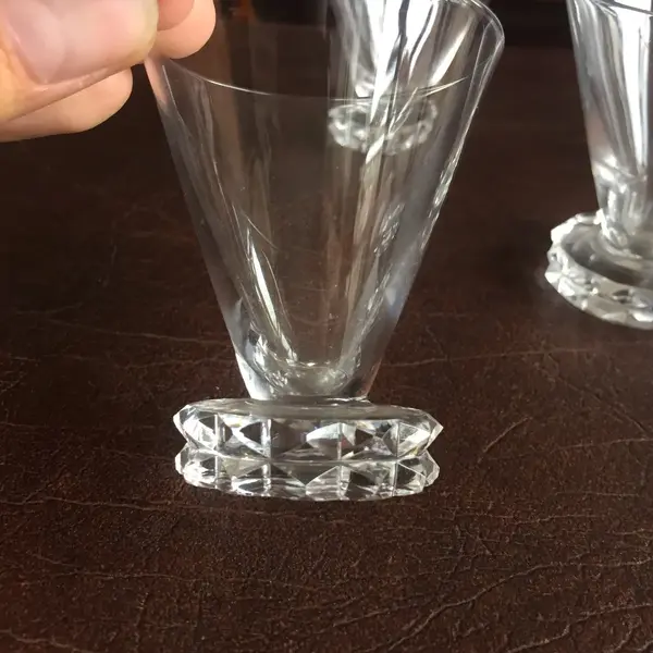 Foto de um(a) Conjunto Cálices Copinhos Em Cristal Francês Saint Louis, da categoria de Copos e taças. 5 antigos copinhos para licor em cristal francês saint louis, selados no fundo, em perfeito estado. Mostrado de uma perspectiva diferente. Vendido no marketplace Trésors.