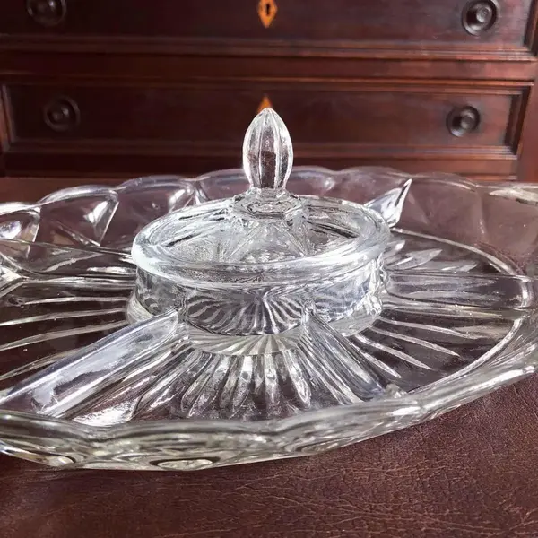 Foto de um(a) Antiga Petisqueira Art Deco Em Cristal Francês, da categoria de Travessas e tigelas. Antiga e linda petisqueira em cristal francês. Impecável e toda original. Medidas 35 x 20cm. Mostrado de uma perspectiva diferente. Vendido no marketplace Trésors.