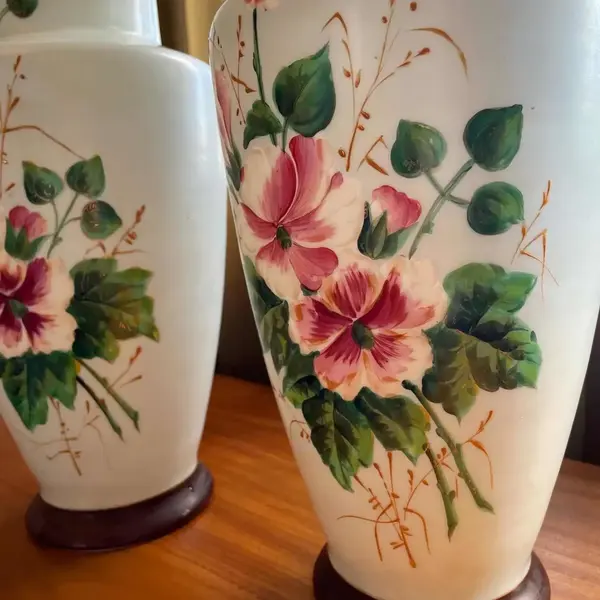 Foto de um(a) Antigo Raro Par De Vasos Em Opalina Francesa Art Nouveau, da categoria de Vasos. Antigo e raro par de vasos artísticos em opalina francesa, cor azul bebê, decoração floral pintada à mão. Peças imponentes e... Mostrado de uma perspectiva diferente. Vendido no marketplace Trésors.