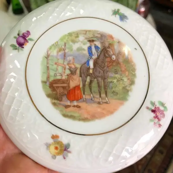 Foto de um(a) Antiga Pozeira Caixa Porta Jóias Porcelana Alemã Bavaria, da categoria de Cestos e Caixas. Bavaria - Schumann Arzberg. Antiga e linda pozeira, caixa porta jóias em porcelana artística alemã, decoração floral, com... Mostrado de uma perspectiva diferente. Vendido no marketplace Trésors.