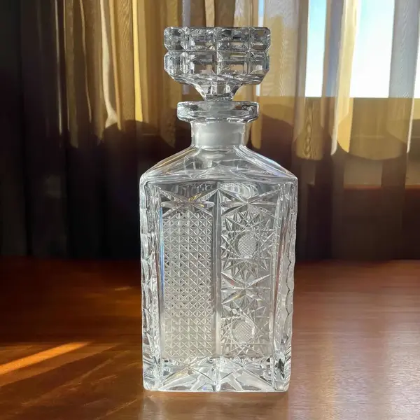 Foto de um(a) Antiga Garrafa Para Bebidas Whisky Cristal Tcheco Art Deco, da categoria de Garrafas. Antiga e majestosa garrafa em cristal Tcheco de excelente qualidade, lindo brilho natural, toda lapidada à mão. Meados do... Mostrado de uma perspectiva diferente. Vendido no marketplace Trésors.