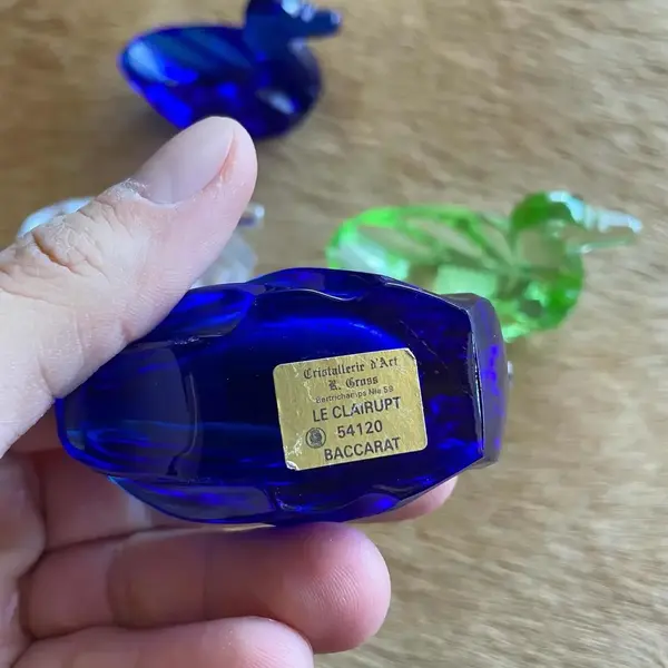 Foto de um(a) Antigo Conjunto Patinhos Saleiro Em Cristal Francês Baccarat, da categoria de Saleiros e pimenteiros. Baccarat. Coleção com 4 patinhos para temperos (sal e pimenta) em cristal francês da renomada manufatura Baccarat. Todas as... Mostrado de uma perspectiva diferente. Vendido no marketplace Trésors.