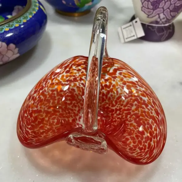 Foto de um(a) Antiga Cesta Decorativa Em Murano Italiano Vermelho Rubi, da categoria de Cestos e Caixas. Antiga cesta decorativa em Murano italiano translúcido com rajados vermelho rubi. Feita à mão. Período Art Deco. Altura... Mostrado de uma perspectiva diferente. Vendido no marketplace Trésors.