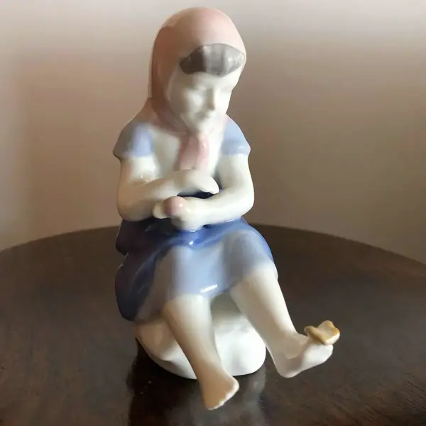 Foto de um(a) Gerold Porcelain Antigo Bibelô Bloco Escultórico Bavaria, da categoria de Escultura. Gerold Porcelain, Bavaria - Germany. Lindinho bloco escultórico representando menina com borboleta, em fina porcelana alemã,... Mostrado de uma perspectiva diferente. Vendido no marketplace Trésors.