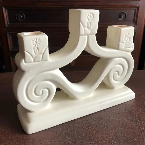 Foto de um(a) Antigo Candelabro Castiçal Art Deco Porcelana Beswick, da categoria de Castiçais. Diferente candelabro para 3 velas, estilo Art Deco, em porcelana inglesa, manufatura Beswick. Década de 1950. Em perfeito... Mostrado de uma perspectiva diferente. Vendido no marketplace Trésors.