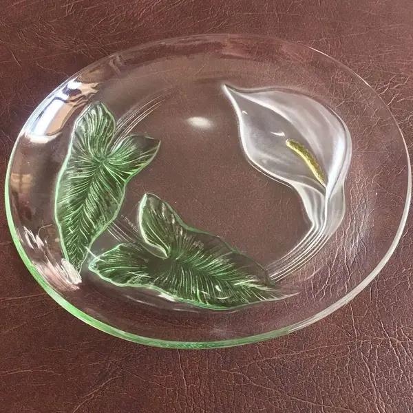 Foto de um(a) Antigo Centro De Mesa Fruteira Em Cristal Francês Selado, da categoria de Centro de mesa. Maravilhoso centro de mesa em fino cristal francês lapidado à mão. Peça selada e perfeita. Mede: 20 x 18cm. Mostrado de uma perspectiva diferente. Vendido no marketplace Trésors.