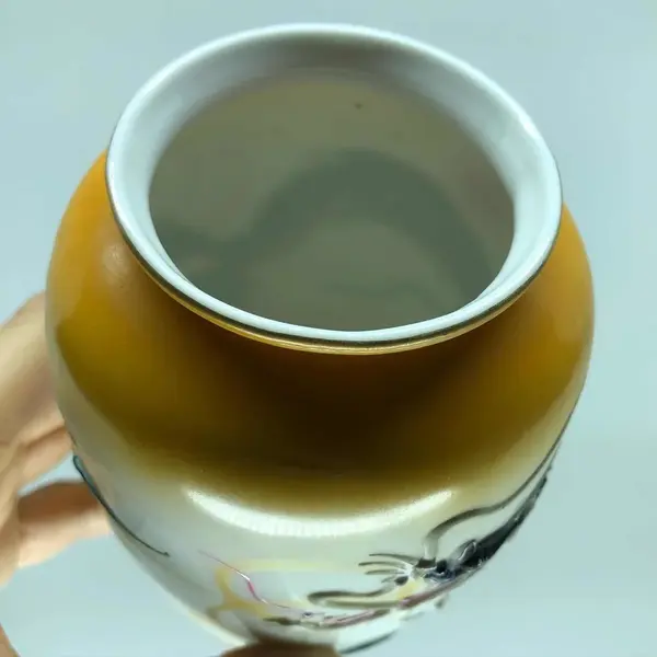 Foto de um(a) Antigo Vaso Com Dragão Em Porcelana Japonesa Pintado À Mão, da categoria de Vasos. Antigo e diferente vaso em porcelana japonesa, pintado à mão com linda figura de dragão em alto relevo. Meados do século XX.... Mostrado de uma perspectiva diferente. Vendido no marketplace Trésors.