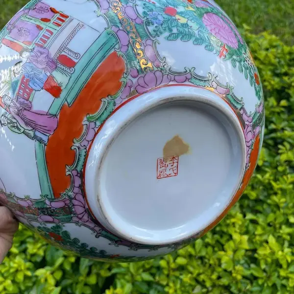 Foto de um(a) Antigo Grande Bowl Centro De Mesa Porcelana Oriental Mandarim, da categoria de Travessas e tigelas. Antigo centro de mesa em porcelana artística Chinesa. Decoração Mandarim, pintado à mão, com filetes de ouro. Meados do... Mostrado de uma perspectiva diferente. Vendido no marketplace Trésors.
