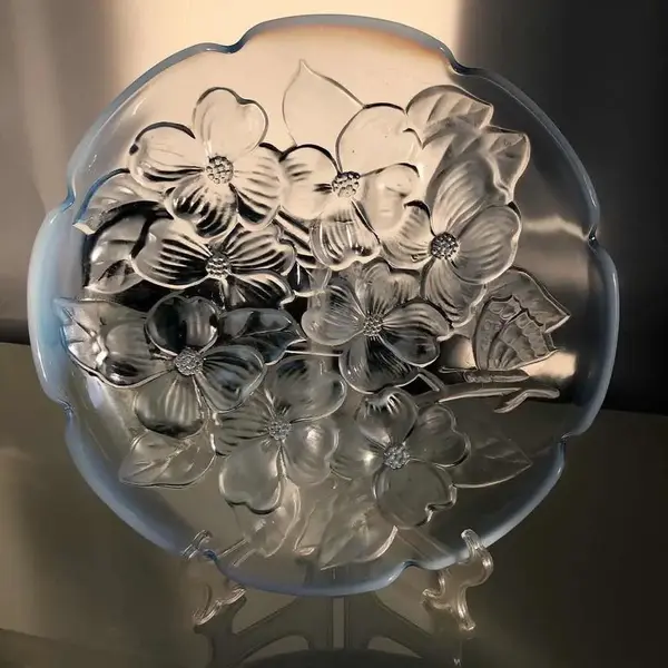 Foto de um(a) Antigo Prato Centro De Mesa Francês Opalescente Sabino Glass, da categoria de Centro de mesa. Sabino Glass. Antigo e grande prato, centro de mesa, feito à mão em vidro artístico francês opalescente, belíssima decoração... Mostrado de uma perspectiva diferente. Vendido no marketplace Trésors.