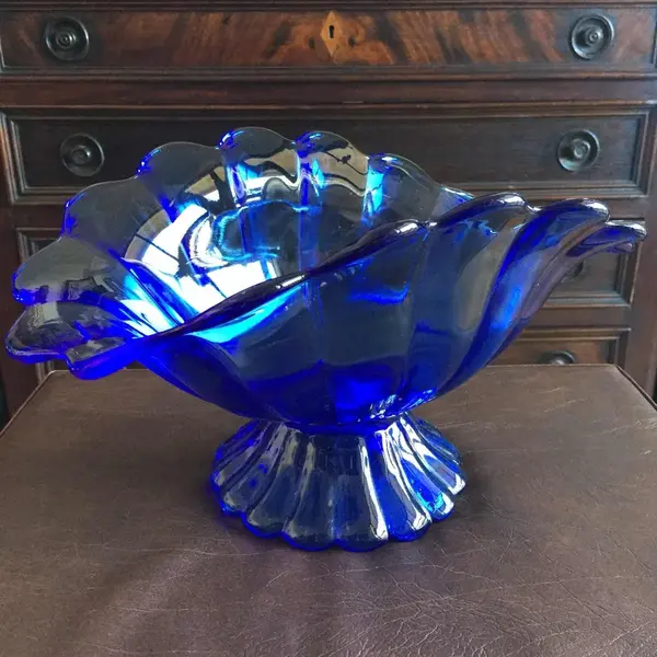 Foto de um(a) Antigo Centro De Mesa Francês Art Deco Vidro Azul, da categoria de Centro de mesa. Lindo e grande centro de mesa em fino vidro francês prensado e soprado. Década de 1950. Art Deco. Em perfeito estado. ... Mostrado de uma perspectiva diferente. Vendido no marketplace Trésors.