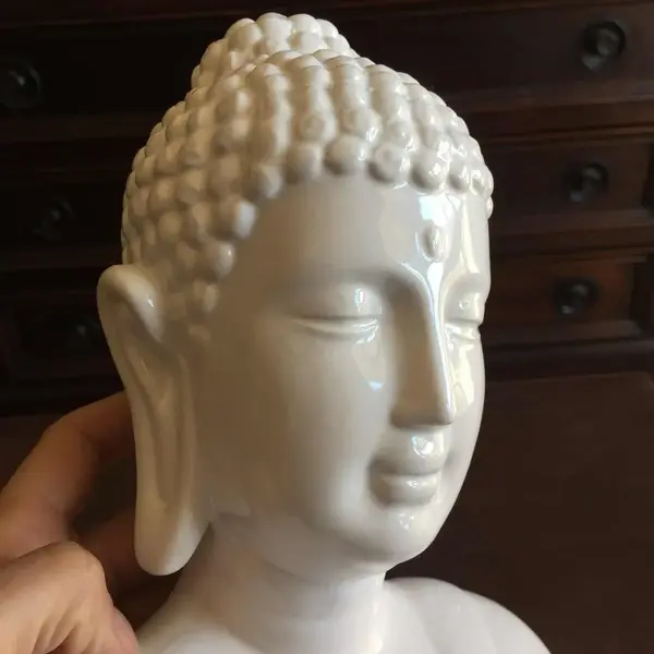 Foto de um(a) Antigo Busto Escultura Oriental Buda Em Porcelana Japonesa, da categoria de Escultura. Imponente busto de Buda em porcelana oriental. Em perfeito estado.Medidas : 27x20cm. Mostrado de uma perspectiva diferente. Vendido no marketplace Trésors.