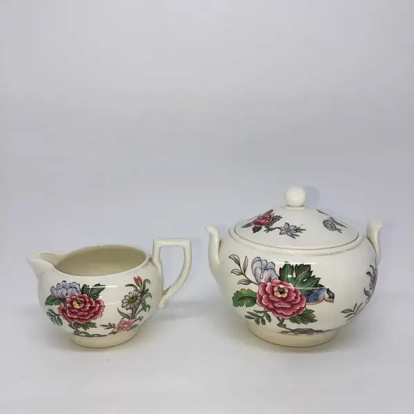 Foto de um(a) Antigo Açucareiro Leiteira Porcelana Inglesa Wedgwood, da categoria de Leiteira. Wedgwood. Açucareiro e leiteira em finíssima porcelana inglesa, manufatura Wedgwood. Com linda decoração floral feita à mão... Mostrado de uma perspectiva diferente. Vendido no marketplace Trésors.