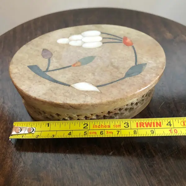 Foto de um(a) Antiga Delicada Caixinha Porta Jóias Mármore, da categoria de Cestos e Caixas. Delicada caixinha porta jóias em mármore, com detalhe vazado na lateral lapidado à mão, na tampa tem desenho de flor com... Mostrado de uma perspectiva diferente. Vendido no marketplace Trésors.