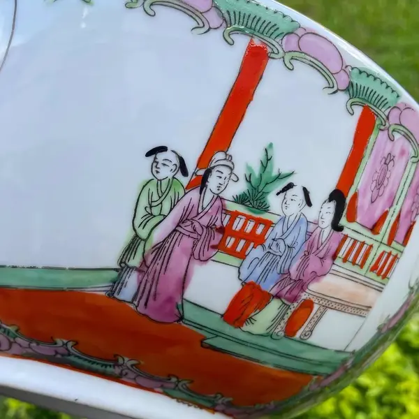Foto de um(a) Antigo Grande Bowl Centro De Mesa Porcelana Oriental Mandarim, da categoria de Travessas e tigelas. Antigo centro de mesa em porcelana artística Chinesa. Decoração Mandarim, pintado à mão, com filetes de ouro. Meados do... Mostrado de uma perspectiva diferente. Vendido no marketplace Trésors.