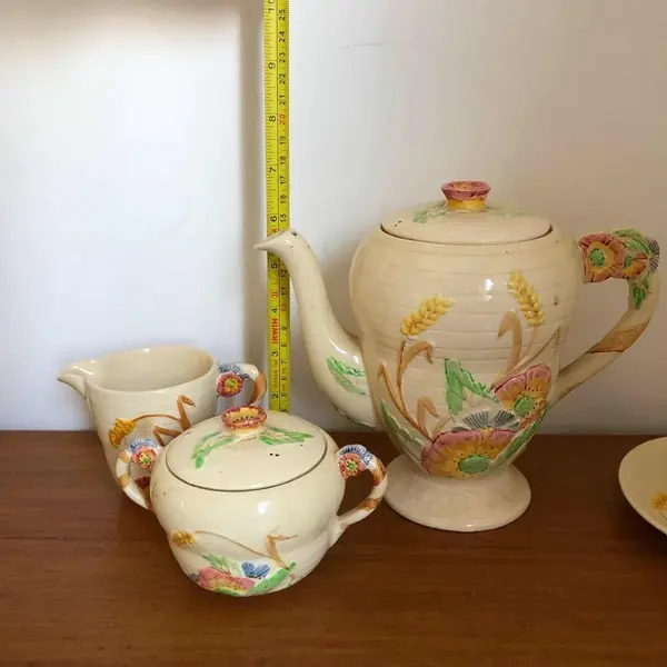 Foto de um(a) Antigo Conjunto Café Chá Porcelana Inglesa Brentleigh Ware, da categoria de Conjuntos de café e chá. Antigo e muito decorativo jogo de café ou chá Art Deco em porcelana Inglesa Brentleigh Ware Staffordshire. O nome dessa... Mostrado de uma perspectiva diferente. Vendido no marketplace Trésors.