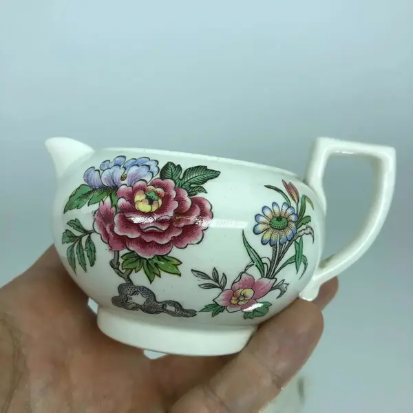 Foto de um(a) Antigo Açucareiro Leiteira Porcelana Inglesa Wedgwood, da categoria de Leiteira. Wedgwood. Açucareiro e leiteira em finíssima porcelana inglesa, manufatura Wedgwood. Com linda decoração floral feita à mão... Mostrado de uma perspectiva diferente. Vendido no marketplace Trésors.