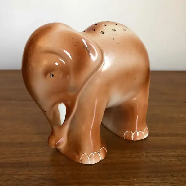 Foto de um(a) Antigo Raro Paliteiro De Coleção Em Porcelana Alemã Art Deco, da categoria de Paliteiros. Antigo paliteiro de coleção em porcelana alemã, período Art Deco. Medidas 10x12cm. Mostrado de uma perspectiva diferente. Vendido no marketplace Trésors.
