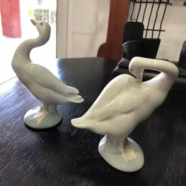 Foto de um(a) Antigo Par De Esculturas De Pato Porcelana Espanhola Lladró, da categoria de Escultura. Lladró. Antigo par de esculturas, representando casal se patos, feitos à mão em porcelana artística espanhola, da famosa... Mostrado de uma perspectiva diferente. Vendido no marketplace Trésors.