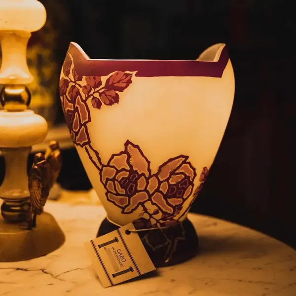 Foto de um(a) Antigo Vaso Jarro Francês Em Vidro Cameo Glass Art Nouveau, da categoria de Vasos. Escola Gallé. Cameo Glass. Lindíssimo e imponente vaso francês em vidro artístico, ricamente moldado à mão com flores em... Mostrado de uma perspectiva diferente. Vendido no marketplace Trésors.