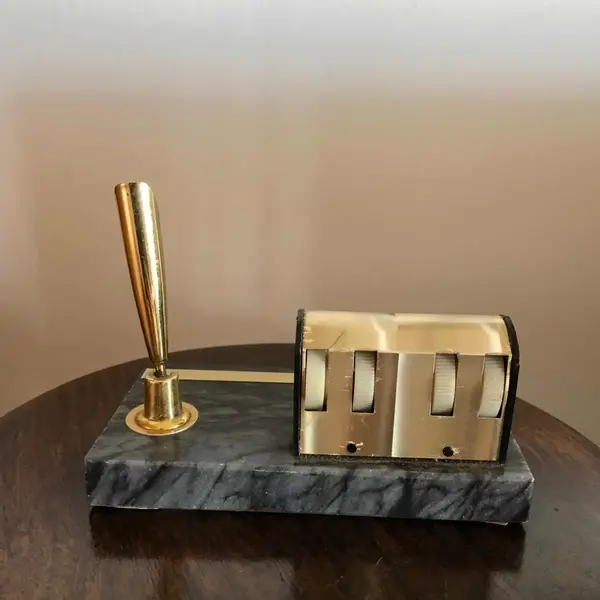 Foto de um(a) Antigo Calendário De Escritório Porta Caneta Em Mármore, da categoria de Kit organizador de escritório. Lindo e muito decorativo calendário, porta caneta, com base em mármore italiano. O calendário está funcionando... Mostrado de uma perspectiva diferente. Vendido no marketplace Trésors.